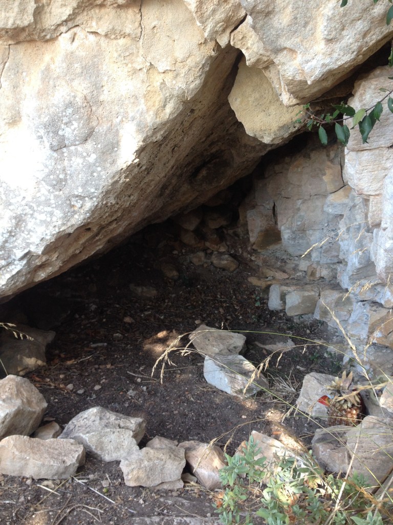 Die Felsspalte selbst. Man erkennt die niedergelegten Blumen