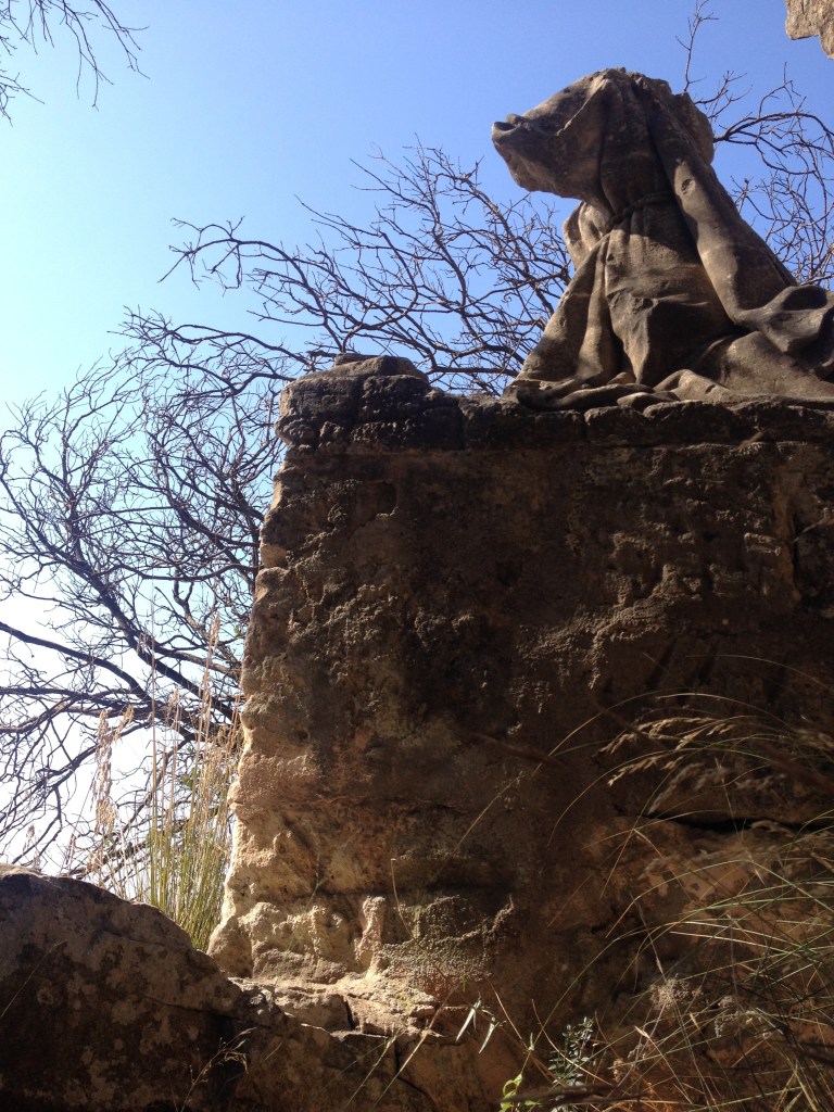 Von hier aus habe ich versucht, auf den Sockel zu klettern ...