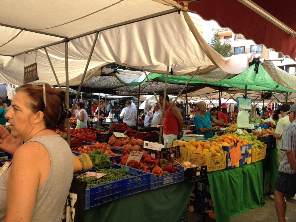 Der Bauernmarkt findet um die Markthalle herum statt ...