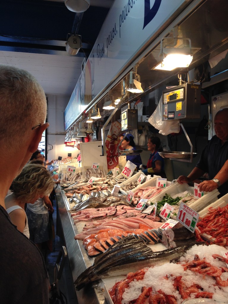 Eine Reihe von Fischständen