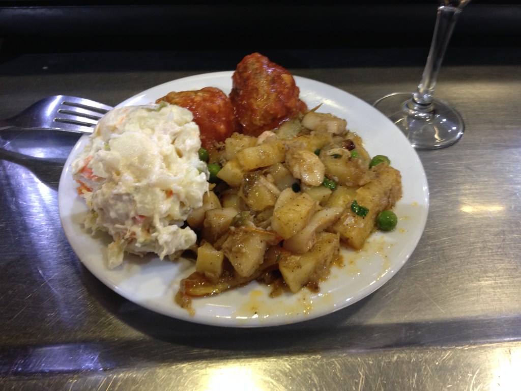 Eine Ración mit Eiersalat, Fleischbällchen und Frito de Sepia ergibt, zusammen mit einem Glas Rotwein, ein erstaunlich gutes Frühstück 