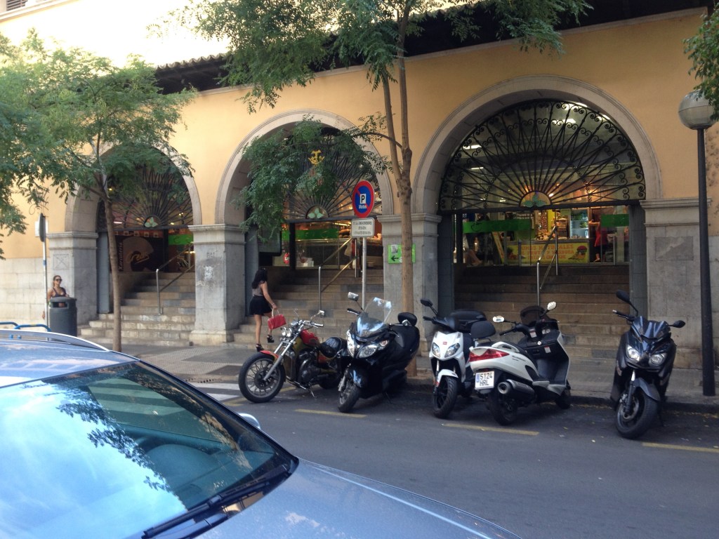 Schon die Eingänge zeigen: dies ist die größte der Markthallen