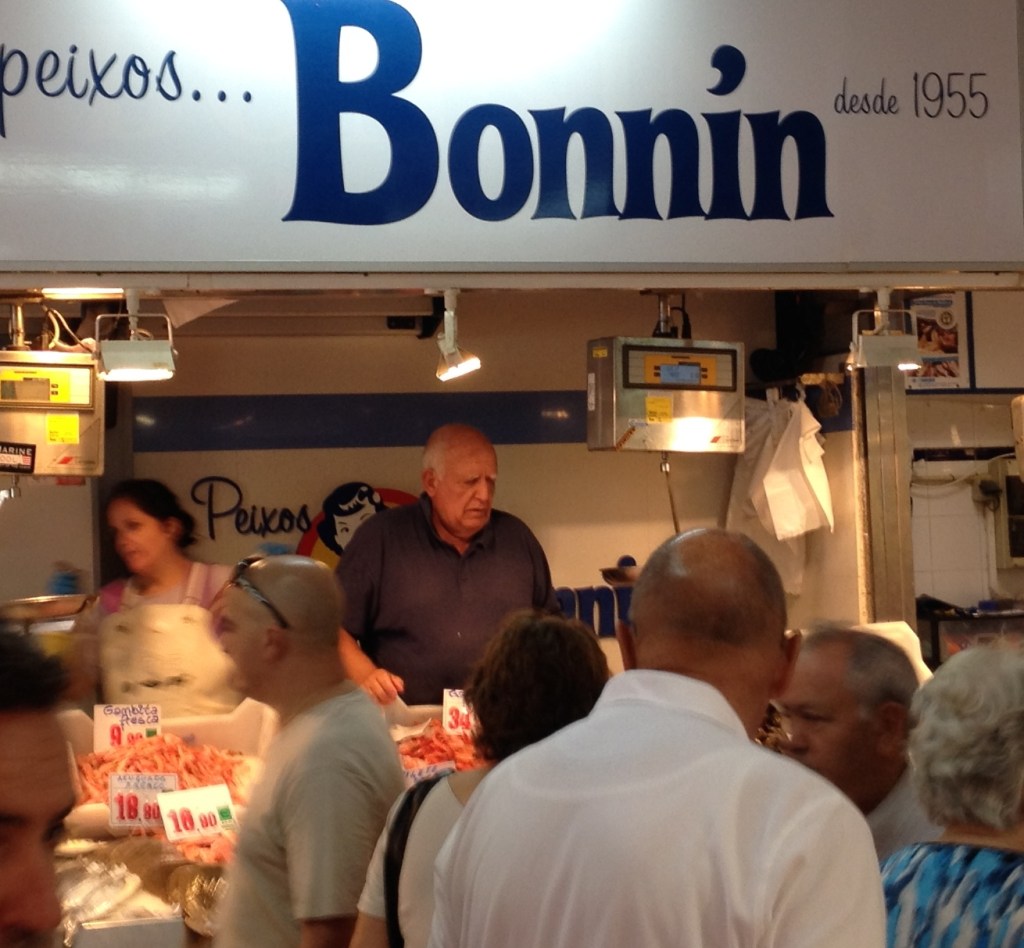 Eva Bonnin und ihr Vater hinter ihrem Fischstand