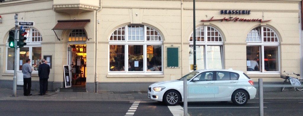 Die Brasserie liegt in Düsseldorf Oberkassel direkt am Belsenplatz