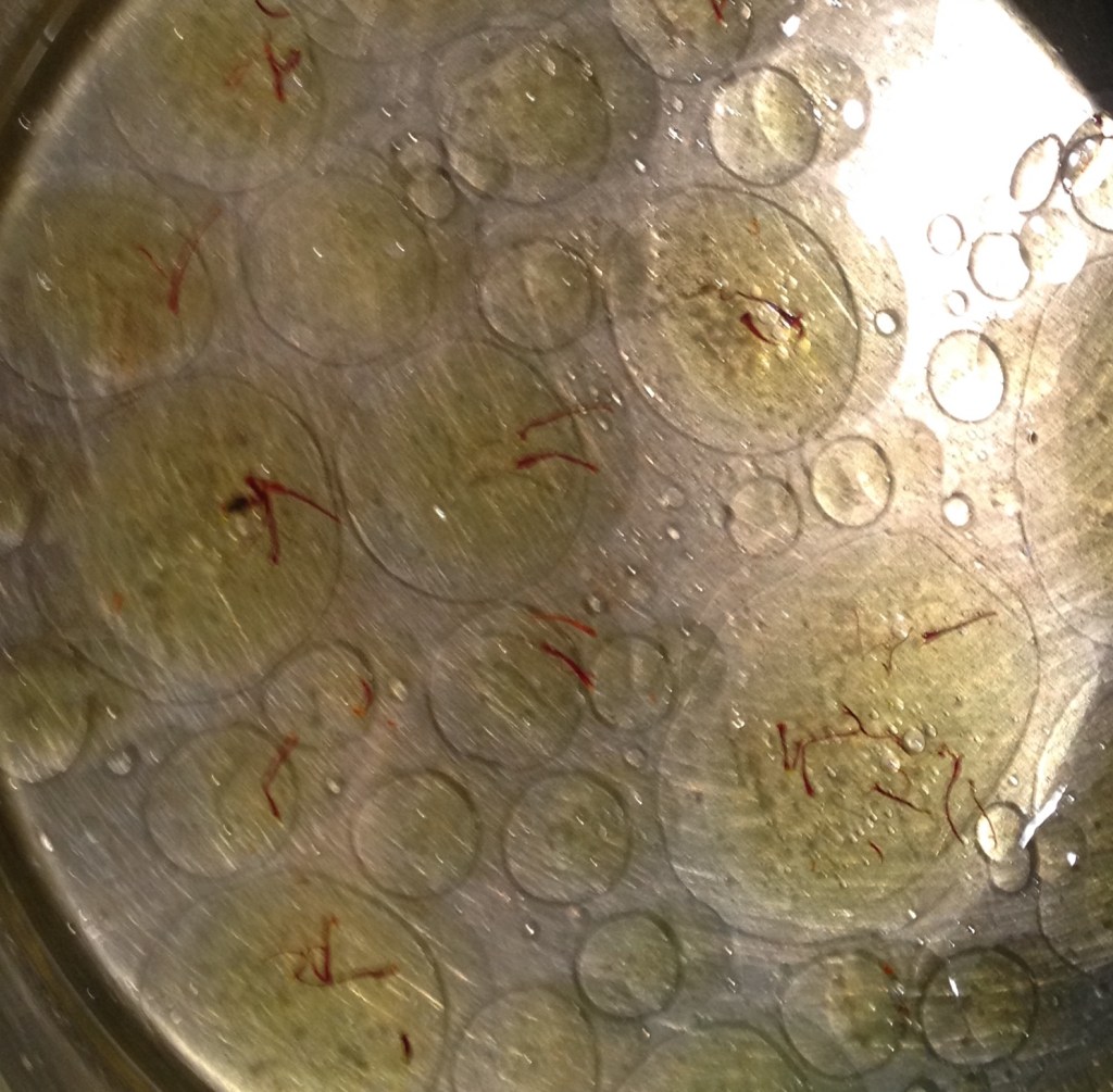 Der Sud aus Wasser, Öl, Salz und Safran