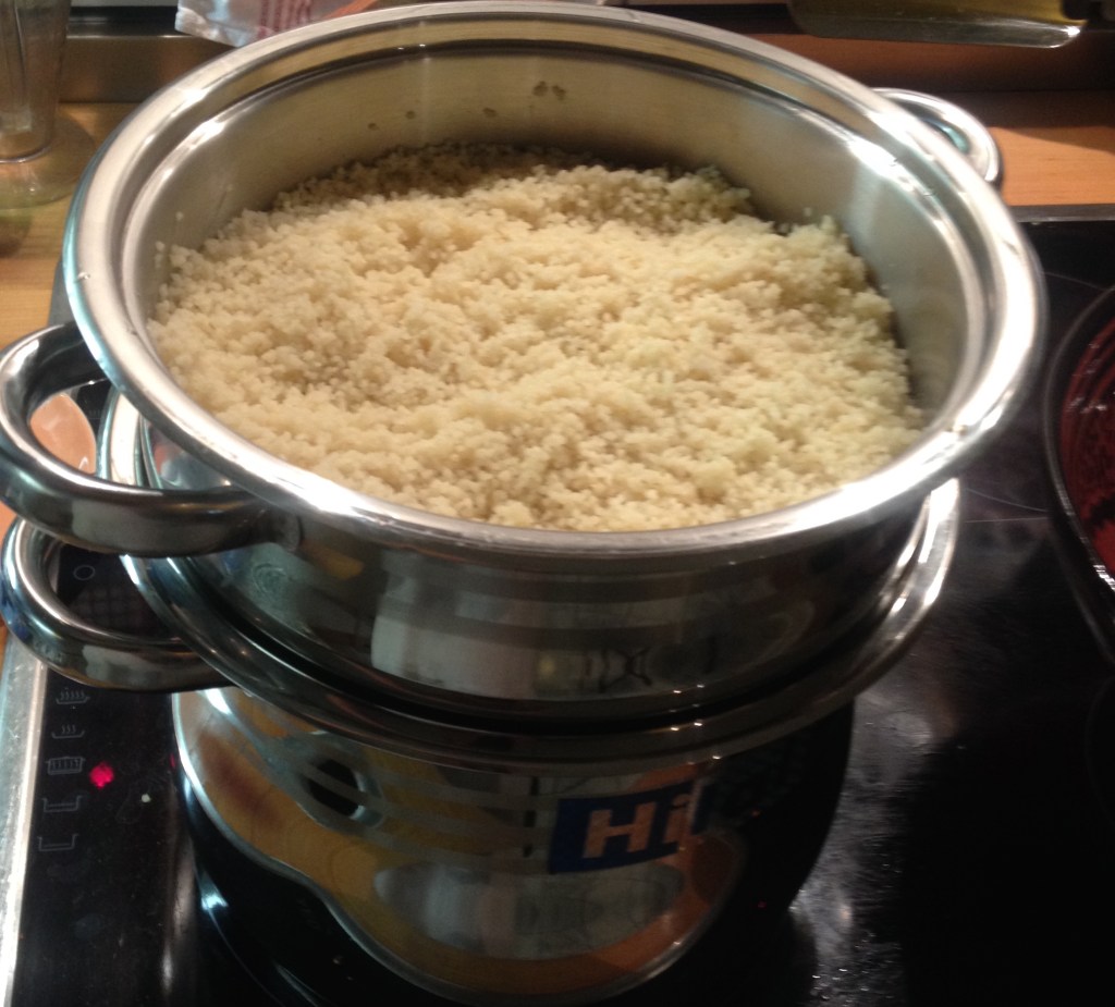 Der Dampf muss durch das Couscous strömen und darf nicht am Rand austreten
