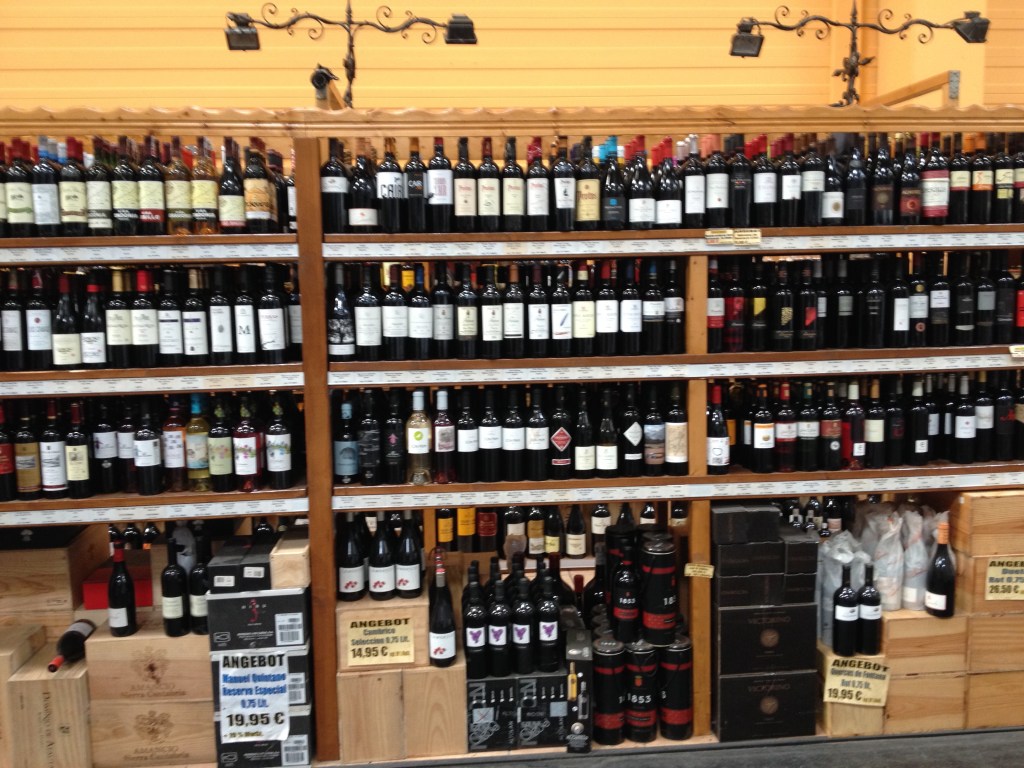 Ein großes Regal präsentiert je eine Flasche jeder Sorte. Kartons findest du dann im Regallager