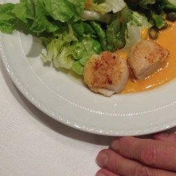 Jakobsmuscheln mit Salat und Garnelensauce