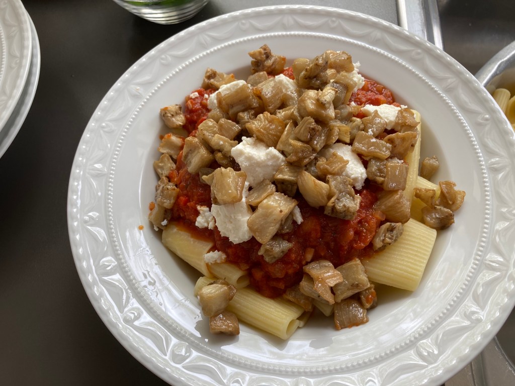 saftige Tomatensauce, cremige Auberginen, körniger Ricotta
