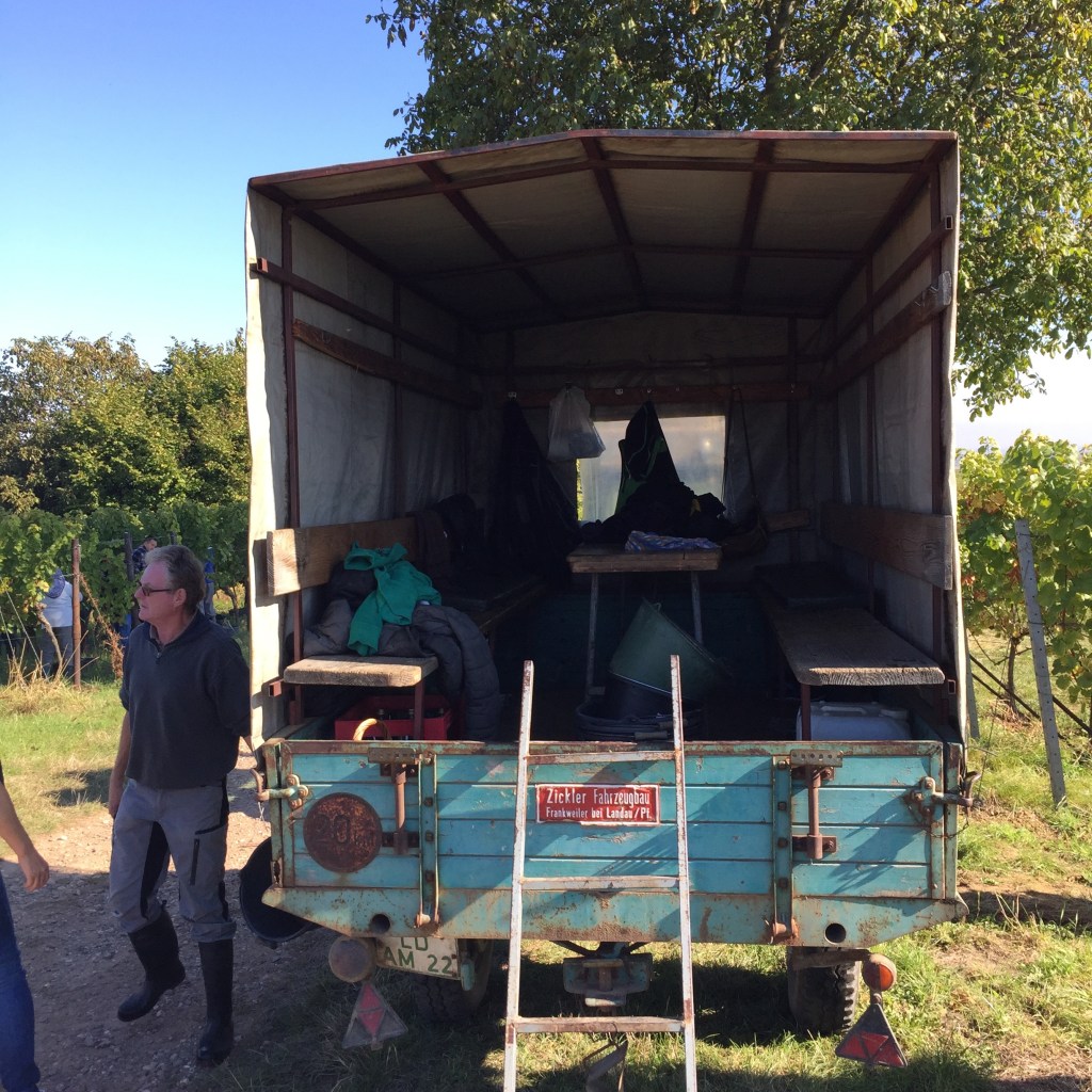 Herr Leiner senior mit seinem Mitarbeitertransporter