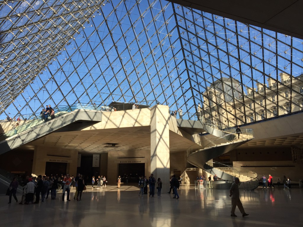 paris-louvre-pyramide-innen
