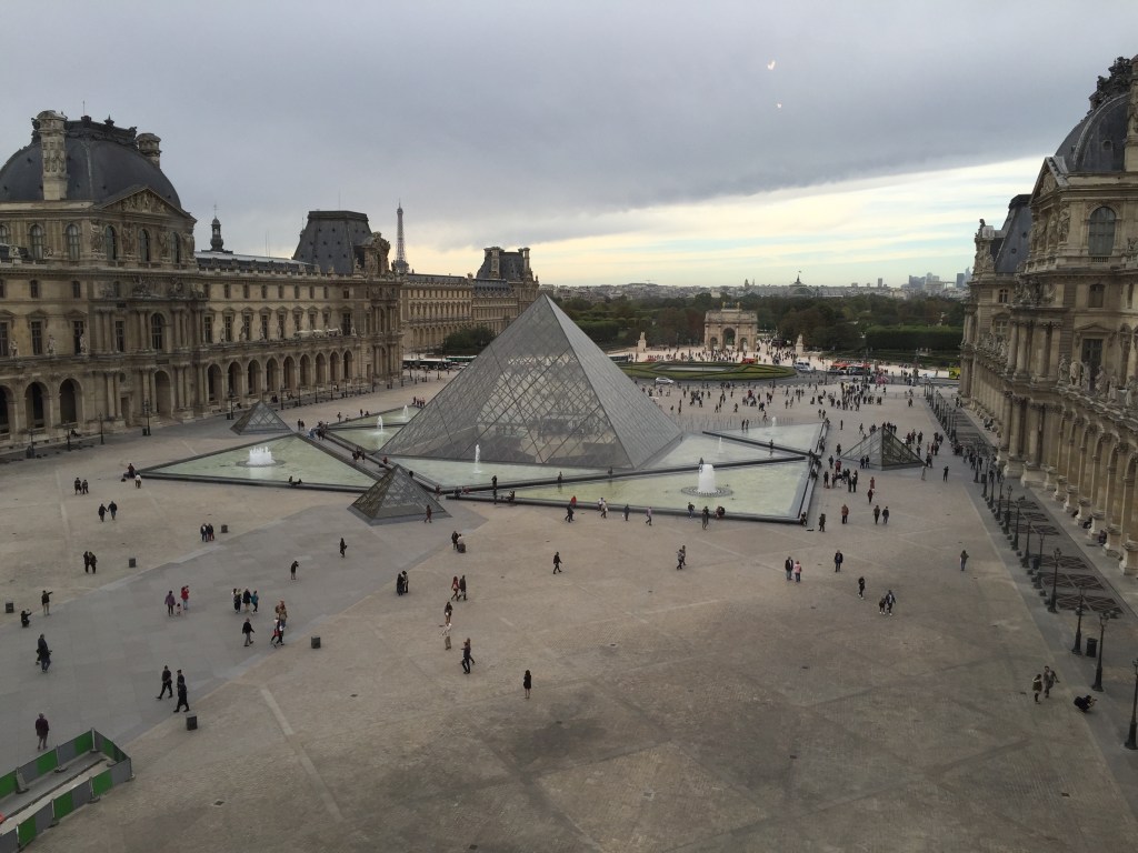 paris-louvre-pyramide