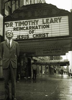 1966 - Leary vor dem Village Theatre