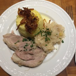 Eisbein auf Sauerkraut
