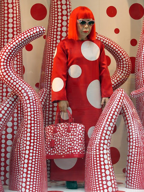 Yayoi Kusama als Wachsfigur im Luis Vuitton Shop New York 2012