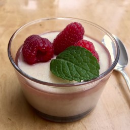 Griesspudding mit Brombeersirup