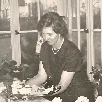 Meine Mutter beim Anrichten am Tisch